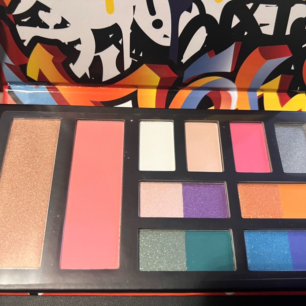Color riot eyeshadow and face pallets